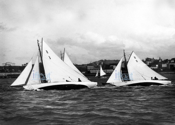 Mahaki, B8, built by Logan Brothers in 1895, racing  Waione, B3, on Auckland Harbour mid-1930s